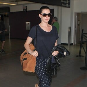 Anne Hathaway arrive à LAX, l'aéroport de Los Angeles, le 7 novembre 2015.