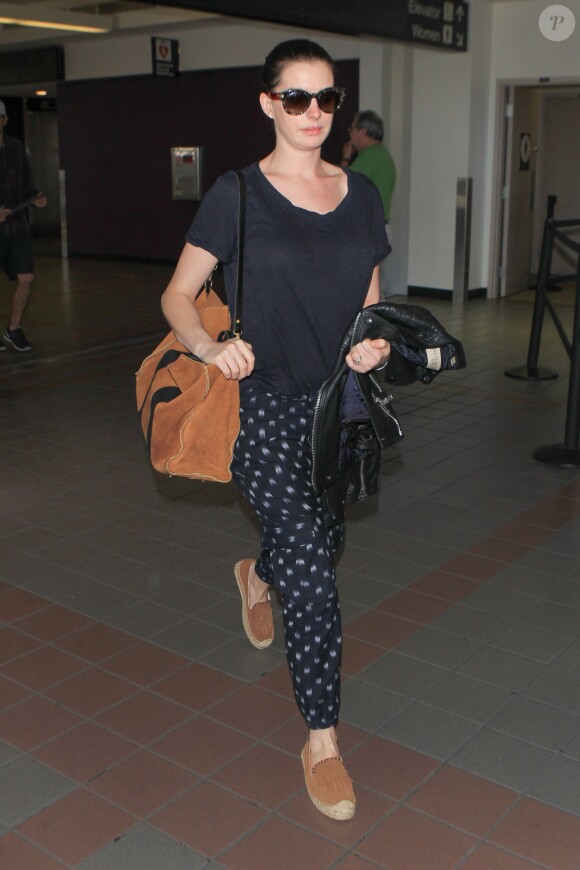 Anne Hathaway arrive à LAX, l'aéroport de Los Angeles, le 7 novembre 2015.