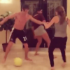 Florian Thauvin joue au foot avec des amis et sa chérie Charlotte Pirroni à Newcastle le 29 décembre 2015.