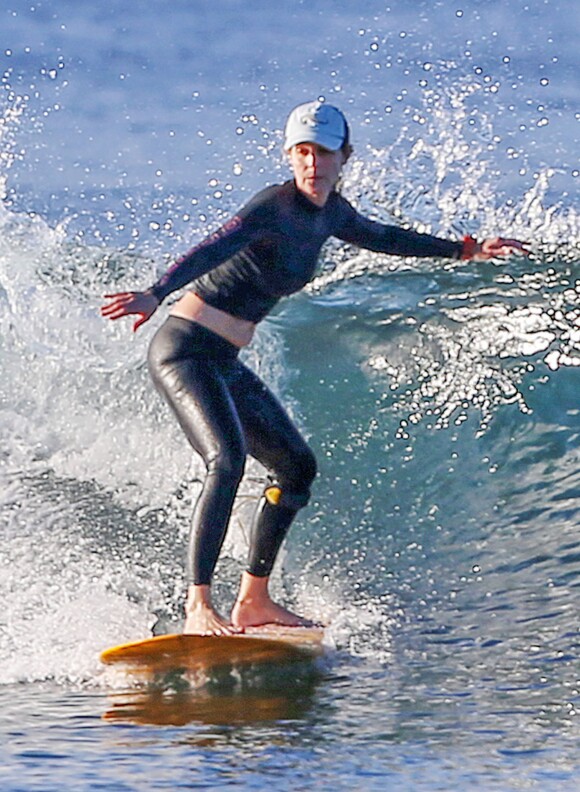 Helen Hunt fait du surf à Maui (Hawaï) le 4 janvier 2016.