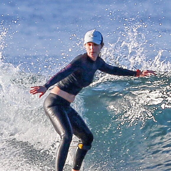Helen Hunt fait du surf à Maui (Hawaï) le 4 janvier 2016.