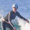 Helen Hunt fait du surf à Maui (Hawaï) le 4 janvier 2016.