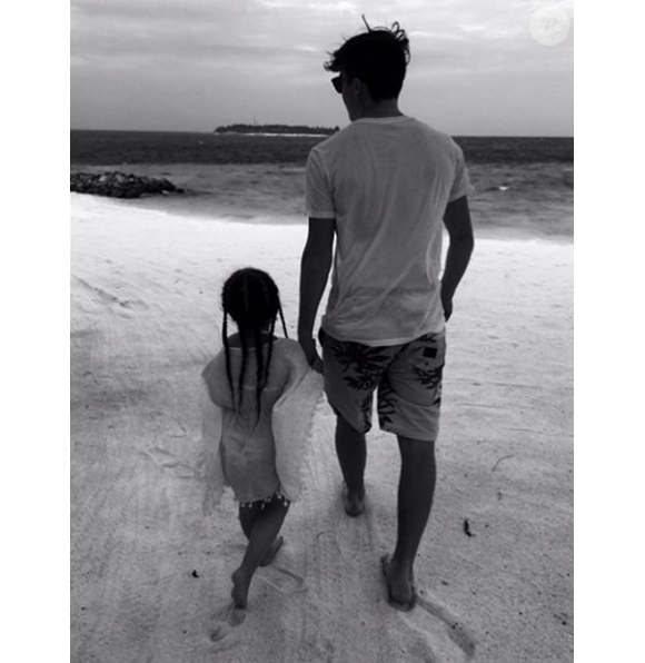 Brooklyn Beckham et sa soeur Harper sur la plage aux Maldives