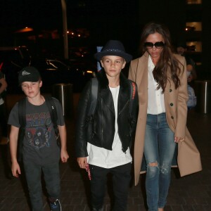 David et Victoria Beckham arrivent à l'aéroport de LAX avec leurs enfants Brooklyn, Romeo, Harper et Cruz à Los Angeles pour prendre l'avion, le 31 octobre 2015