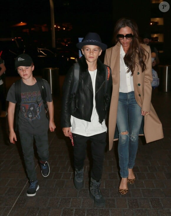 David et Victoria Beckham arrivent à l'aéroport de LAX avec leurs enfants Brooklyn, Romeo, Harper et Cruz à Los Angeles pour prendre l'avion, le 31 octobre 2015