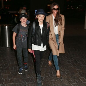 David et Victoria Beckham arrivent à l'aéroport de LAX avec leurs enfants Brooklyn, Romeo, Harper et Cruz à Los Angeles pour prendre l'avion, le 31 octobre 2015