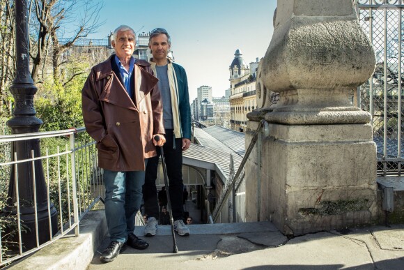 Exclusif - Jean-Paul Belmondo, son fils Paul et le producteur Cyril Viguier ont déjeuné au café de l'Alma pour fêter la concrétisation du documentaire de TF1 sur Jean-Paul Belmondo.