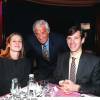 Jean-Paul Belmondo et son fils Paul, avec sa femme Luana, à Paris au Planet Hollywood le 7 avril 1996