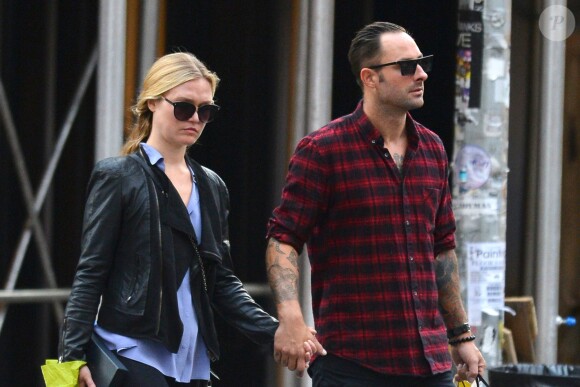 Exclusif - Julia Stiles et son compagnon Preston J. Cook se promènent main dans la main dans la quartier de Soho à New York, le 30 septembre 2015.