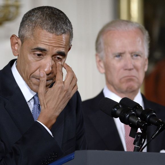 Barack Obama, en larmes, à la Maison Blanche le 5 janvier 2016 lors d'un discours sur le contrôle des armes à feu lorsqu'il a évoqué les enfants tués lors de la tuerie de l'école primaire de Sandy Hook de décembre 2012