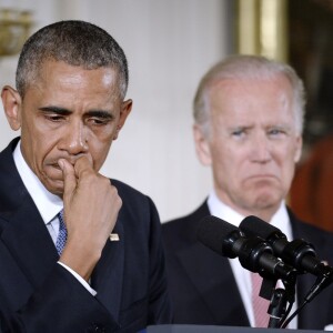 Barack Obama, en larmes, à la Maison Blanche le 5 janvier 2016 lors d'un discours sur le contrôle des armes à feu lorsqu'il a évoqué les enfants tués lors de la tuerie de l'école primaire de Sandy Hook de décembre 2012