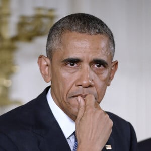Barack Obama, en larmes, à la Maison Blanche le 5 janvier 2016 lors d'un discours sur le contrôle des armes à feu lorsqu'il a évoqué les enfants tués lors de la tuerie de l'école primaire de Sandy Hook de décembre 2012