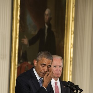 Barack Obama, en larmes, à la Maison Blanche le 5 janvier 2016 lors d'un discours sur le contrôle des armes à feu lorsqu'il a évoqué les enfants tués lors de la tuerie de l'école primaire de Sandy Hook de décembre 2012