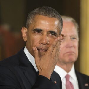 Barack Obama ne peut retenir ses larmes en évoquant les enfants victimes de la tuerie de l'école primaire de Sandy Hook de décembre 2012, à la Maison Blanche le 5 janvier 2016 lors d'un discours sur le contrôle des armes à feu