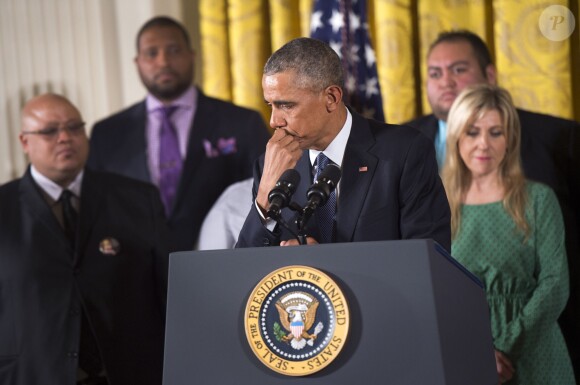 Barack Obama n'a pu retenir ses larmes à la Maison Blanche le 5 janvier 2016 lors d'un discours sur le contrôle des armes à feu au moment d'évoquer la mémoire des enfants morts lors de la tuerie de l'école primaire de Sandy Hook en décembre 2012