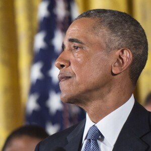 Barack Obama, en larmes, à la Maison Blanche le 5 janvier 2016 lors d'un discours sur le contrôle des armes à feu lorsqu'il a évoqué les enfants tués lors de la tuerie de l'école primaire de Sandy Hook de décembre 2012