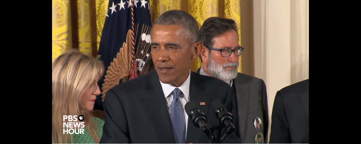 Vidéo : Baracak Obama ne peut retenir ses larmes en évoquants les ...