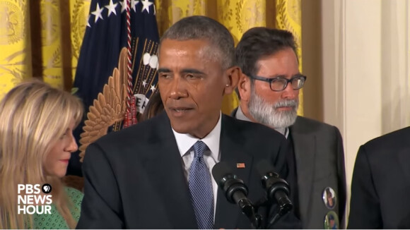 Baracak Obama ne peut retenir ses larmes en évoquants les enfants victimes de la tuerie de Sandy Hook en décembre 2012 lors d'un discours sur le contrôle des armes à feu à Washington le 5 janvier 2016