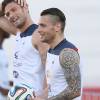 Mathieu Debuchy et Olivier Giroud lors de l'entraînement des Bleus à Ribeirao Preto, le 22 juin 2014