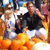 Michael Weatherly, accompagné de sa femme Bojana et leur fille Olivia ont fait leurs emplettes chez Mr. Bones Pumpkin Patch à West Hollywood, le 12 octobre 2014 pour préparer Halloween