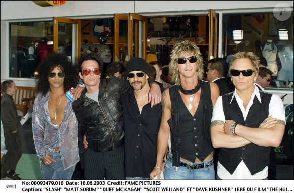 Slash, Matt Sorum, Duff McKagan, Scott Weiland et Dave Kushner à la première du film The Hulk à Hollywood, le 18 juin 2003