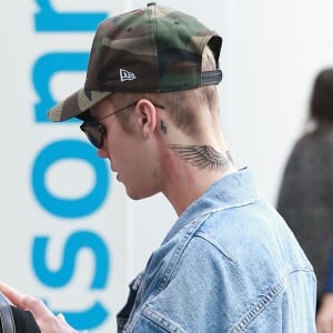 Le chanteur Justin Bieber s'est fait tatouer des ailes sur sa nuque à Los Angeles le 11 décembre 2015.