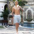 Exclusif - Prix spécial - Justin Bieber se relaxe avec des amis au bord de la piscine de la 'Versace Mansion’ en buvant un cocktail à Miami, le 9 décembre 2015