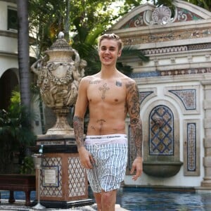 Exclusif - Prix spécial - Justin Bieber se relaxe avec des amis au bord de la piscine de la 'Versace Mansion’ en buvant un cocktail à Miami, le 9 décembre 2015