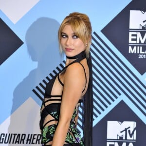 Hailey Baldwin - Photocall de remise des prix (pressroom) des MTV Europe Music Awards 2015 au Mediolanum Forum à Milan. Le 25 octobre 2015