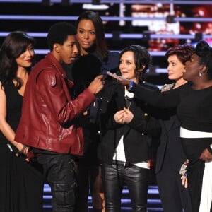 Julie Chen, Aisha Tyler, Sara Gilbert, Sharon Osbourne et Sheryl Underwood face à Zacari Nicasio pendant leurs discours aux People's Choice Awards 2016 à Los Angeles, le 6 janvier.