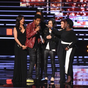 Julie Chen, Aisha Tyler, Sara Gilbert, Sharon Osbourne ET Sheryl Underwood interrompues par un homme pendant leurs discours aux People's Choice Awards 2016 à Los Angeles, le 6 janvier.