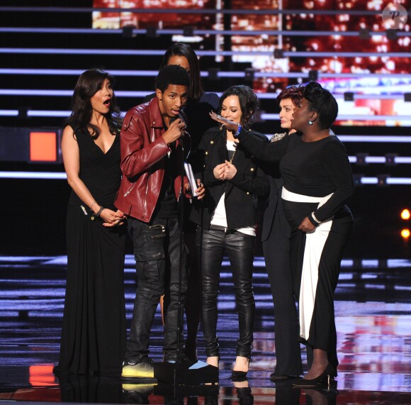 Julie Chen, Aisha Tyler, Sara Gilbert, Sharon Osbourne ET Sheryl Underwood interrompues par un homme pendant leurs discours aux People's Choice Awards 2016 à Los Angeles, le 6 janvier.