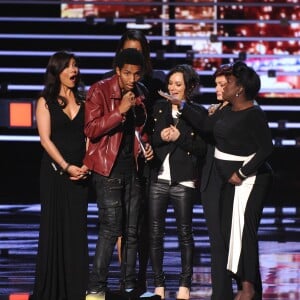 Julie Chen, Aisha Tyler, Sara Gilbert, Sharon Osbourne ET Sheryl Underwood interrompues par un homme pendant leurs discours aux People's Choice Awards 2016 à Los Angeles, le 6 janvier.