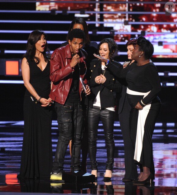 Julie Chen, Aisha Tyler, Sara Gilbert, Sharon Osbourne ET Sheryl Underwood interrompues par un homme pendant leurs discours aux People's Choice Awards 2016 à Los Angeles, le 6 janvier.