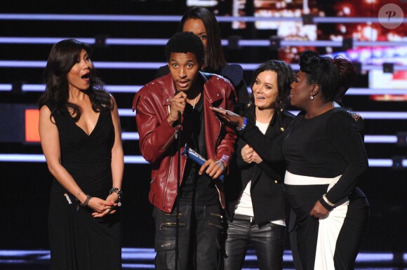 Julie Chen, Aisha Tyler, Sara Gilbert, Sharon Osbourne ET Sheryl Underwood interrompues par un homme pendant leurs discours aux People's Choice Awards 2016 à Los Angeles, le 6 janvier.