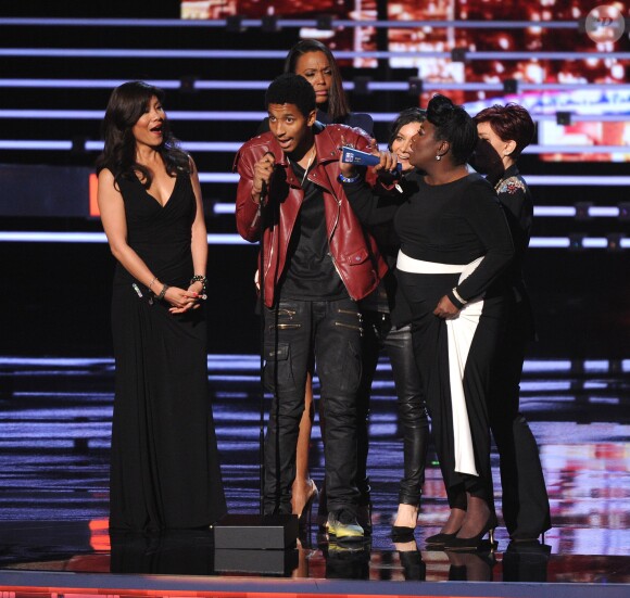 Julie Chen, Aisha Tyler, Sara Gilbert, Sharon Osbourne ET Sheryl Underwood interrompues par un homme pendant leurs discours aux People's Choice Awards 2016 à Los Angeles, le 6 janvier.