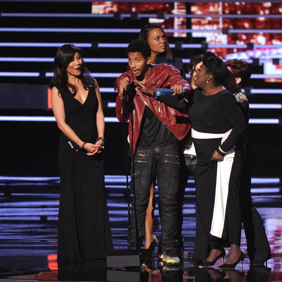 Julie Chen, Aisha Tyler, Sara Gilbert, Sharon Osbourne ET Sheryl Underwood interrompues par un homme pendant leurs discours aux People's Choice Awards 2016 à Los Angeles, le 6 janvier.