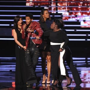 Julie Chen, Aisha Tyler, Sara Gilbert, Sharon Osbourne et Sheryl Underwood sortent un intrus de scène pendant leurs discours aux People's Choice Awards 2016 à Los Angeles, le 6 janvier.