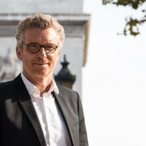 L'animateur Denis Brogniart pose à Paris le 10 octobre 2015.