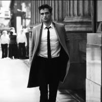 Robert Pattinson répand son charme intense dans New York pour Dior
