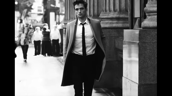 Robert Pattinson répand son charme intense dans New York pour Dior