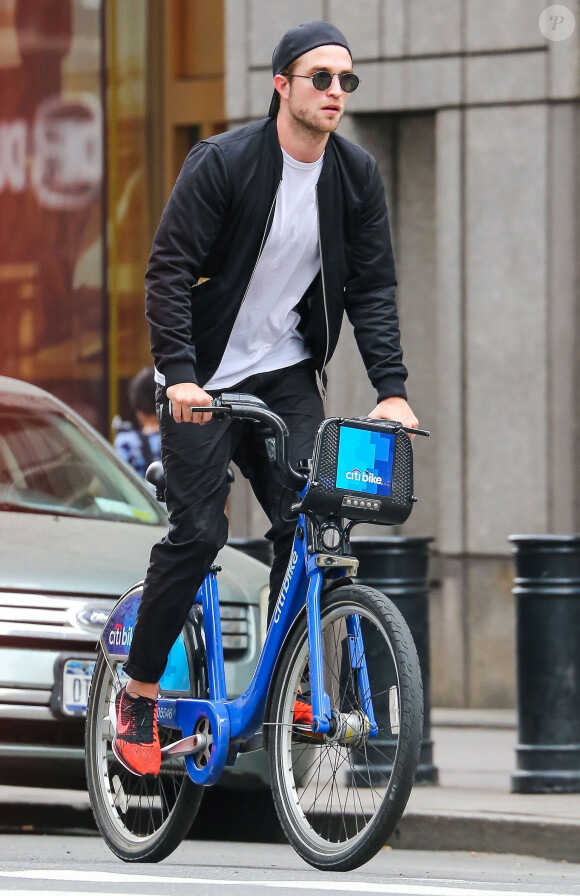 Exclusif - Robert Pattinson fait du vélo dans les rues de New York, le 16 mai 2015  For germany call for price Exclusive - ‘Twilight' star Robert Pattinson spotted out for a bike ride on a Citibike in New York City, New York on May 16, 201516/05/2015 - New York