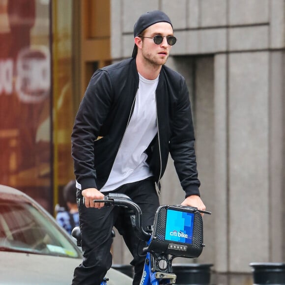 Exclusif - Robert Pattinson fait du vélo dans les rues de New York, le 16 mai 2015  For germany call for price Exclusive - ‘Twilight' star Robert Pattinson spotted out for a bike ride on a Citibike in New York City, New York on May 16, 201516/05/2015 - New York