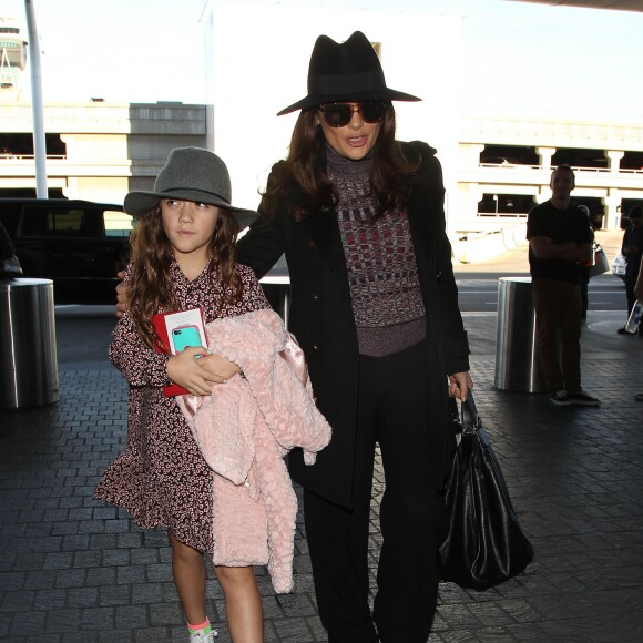 L'actrice Salma Hayek et sa fille Valentina Pinault arrivent à l'aéroport Lax de Los Angeles le 18 décembre 2015.  Please hide children face prior publication - Actress Salma Hayek and her daughter Valentina Pinault head into LAX airport to catch a flight on December 18, 2015.18/12/2015 - Los Angeles