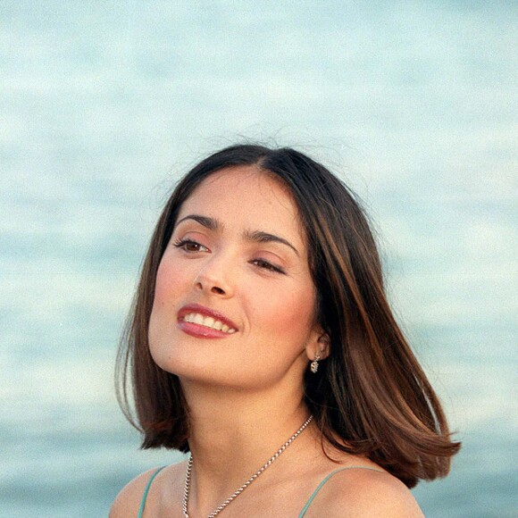 "SALMA HAYEK" CHOPARD DECERNE "LA FEMME AU COEUR D'OR" 52EME FESTIVAL CANNES 1999 "PLAN AMERICAIN"23/05/1999 - 