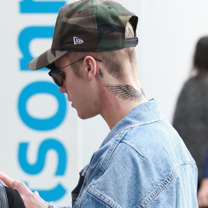 Le chanteur Justin Bieber s'est fait tatouer des ailes sur sa nuque à Los Angeles le 11 décembre 2015. D'après la rumeur, il aurait appelé son tatoueur en urgence à 4 heure du matin pour qu'il lui fasse ce tatouage dans la nuit du 10 décembre.