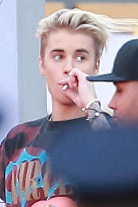 Justin Bieber fume une cigarette lors des American Music Awards à Los Angeles, le 22 novembre 2015