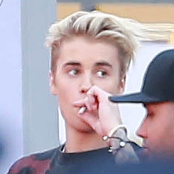 Justin Bieber fume une cigarette lors des American Music Awards à Los Angeles, le 22 novembre 2015