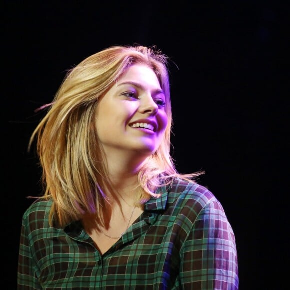 Louane Emera - Concert des Talents de France Bleu aux Folies Bergère à Paris le 10 novembre 2015. Louane Emera est le talent France Bleu de l'année.