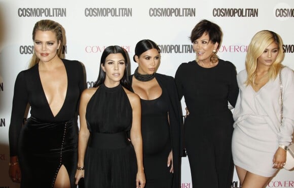 Kris Jenner entourée de ses filles Khloé Kardashian, Kourtney Kardashian, Kim Kardashian, enceinte, et Kylie Jenner au 50e annviersaire du magazine Cosmopolitan, à Los Angeles le 12 octobre 2015.